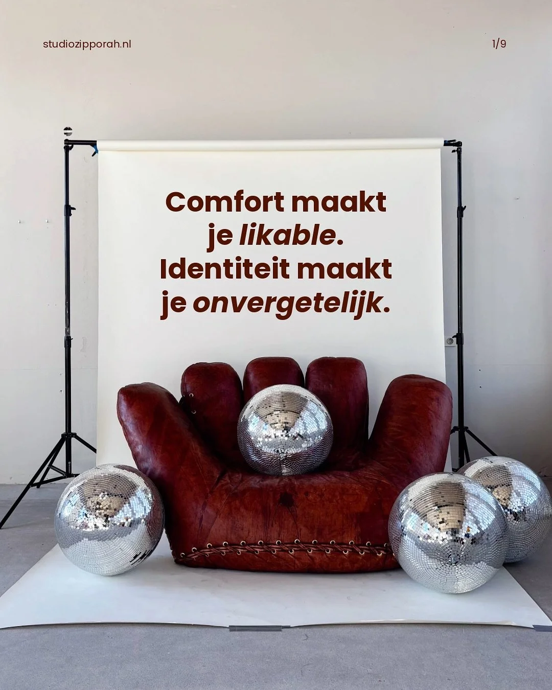 Iedereen wil uniek zijn tot het moment dat ze moeten kiezen 😵&zwj;💫

Want uniek voelt niet comfy.
Uniek schuurt een beetje.

Veel merken kiezen niet strategisch, ze kiezen veilig.

Veilig is beige.
Veilig is #FFFFFF en #000000 omdat &ldquo;dat alti