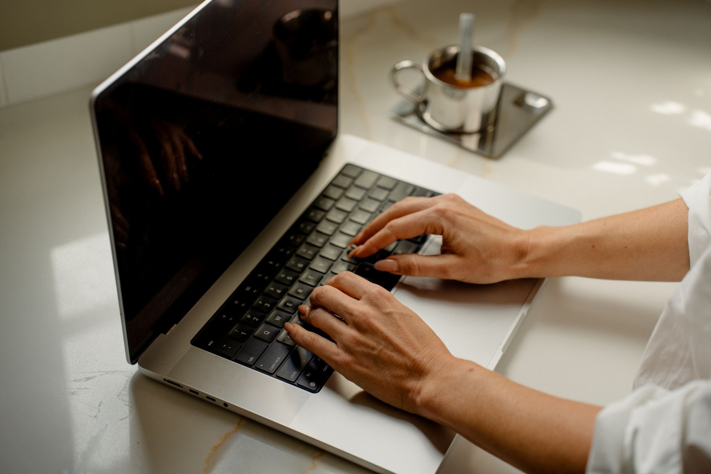 woman-hands-on-laptop-coffee-cup