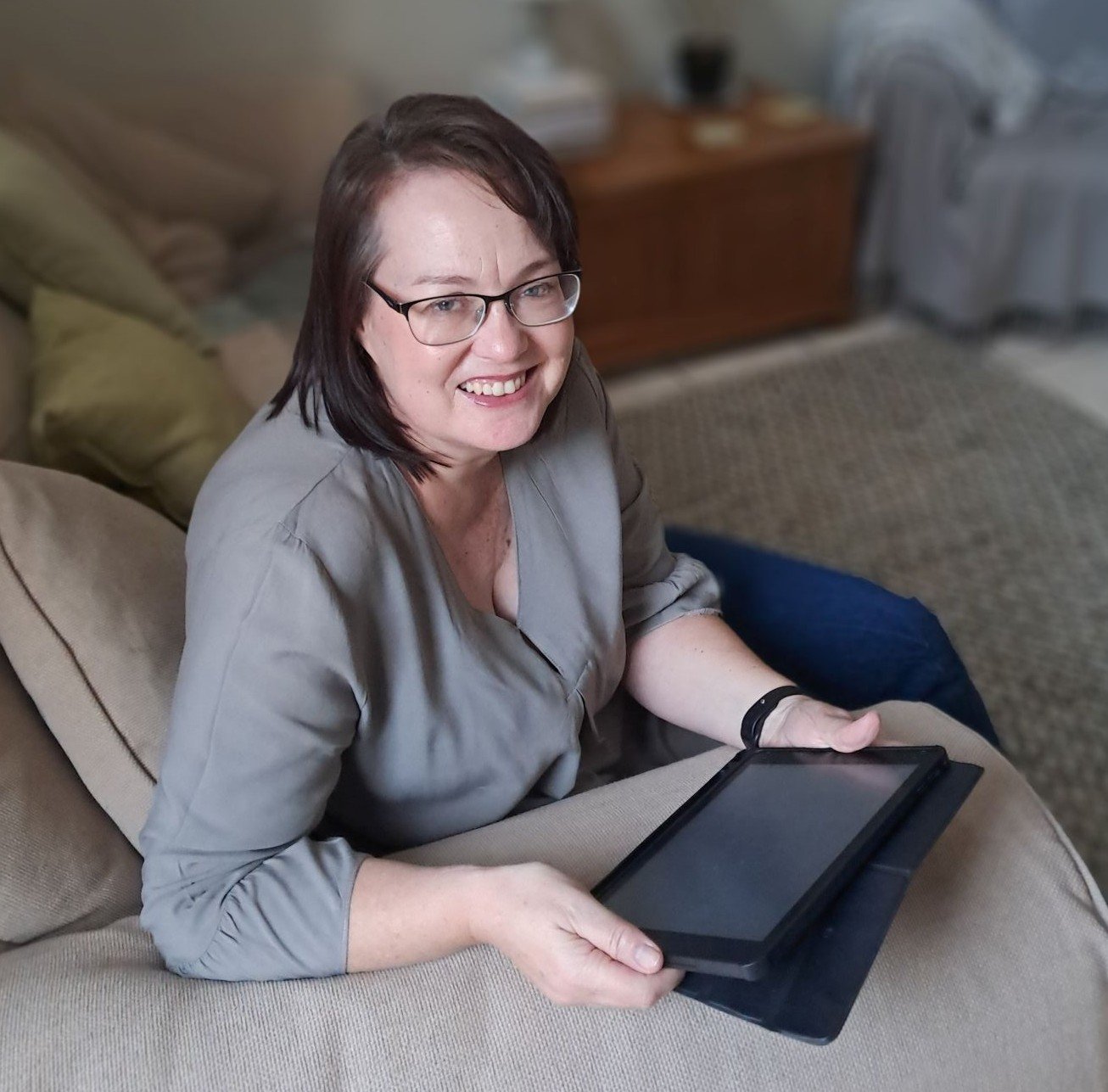 woman-on-couch-with-ipad
