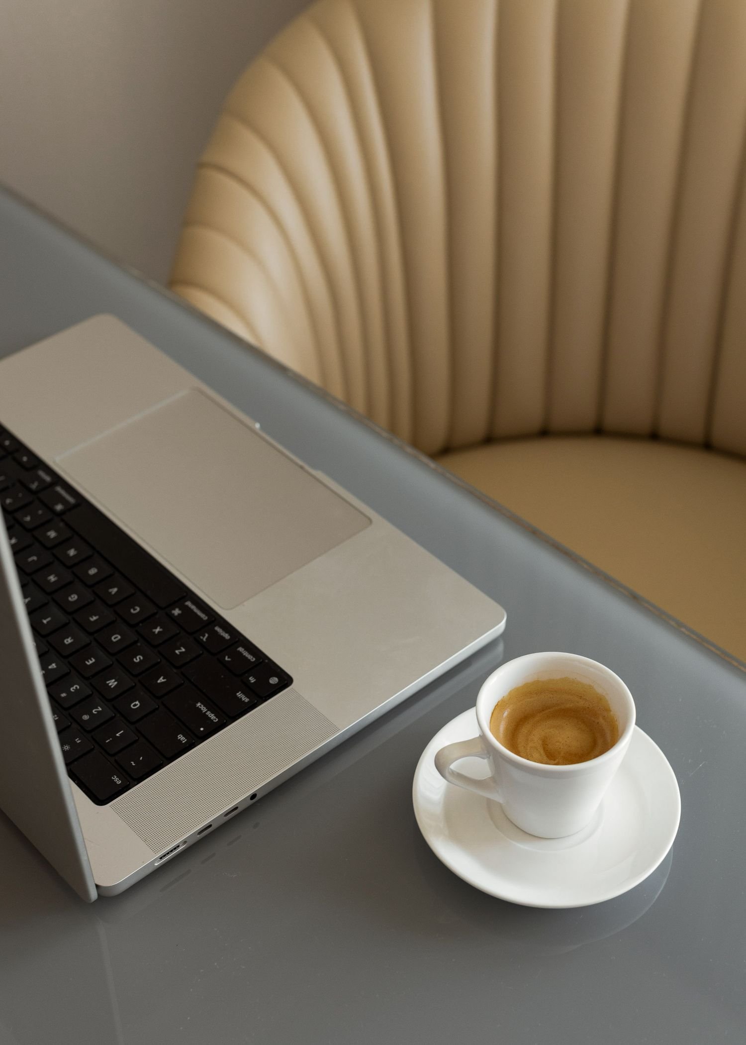 laptop-coffee-on-desk-beige-chair
