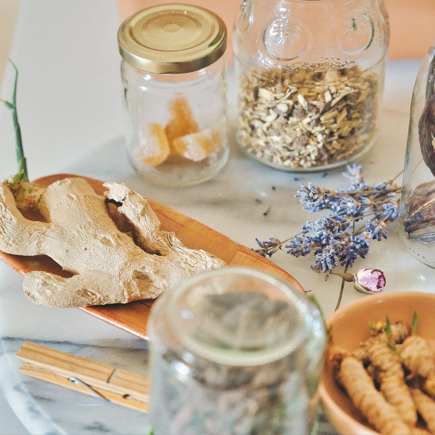 Wanted to share a lovely part of postpartum care that&rsquo;s been so fun dig into and learn more about: plant medicine! These generous helpers have long been used to support postpartum healing. Let me put on my research hat for a minute to highlight