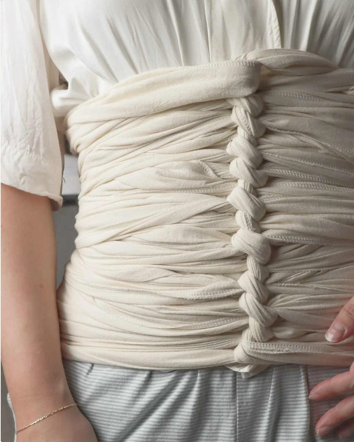 As a postpartum doula, one of my favorite offerings is Bengkung belly binding — a traditional Malaysian technique that gently supports your healing body using a soft, breathable cotton wrap. Here I am wearing it myself to show off all of the pr