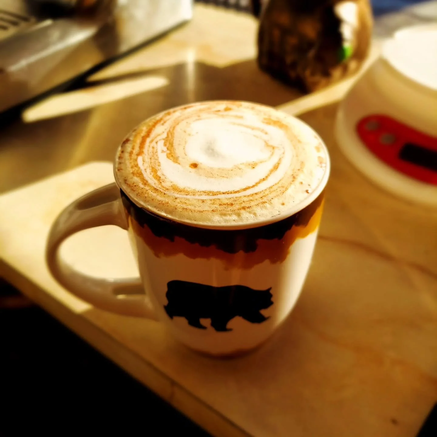 " Ama el caf&eacute; como quien ama la vida:
con devoci&oacute;n, con arte, con entrega.
No lo bebe, lo contempla;
lo estudia, lo respeta,
como si cada grano guardara un secreto del universo... 

... Y mientras habla del caf&eacute;,
sus ojos &m