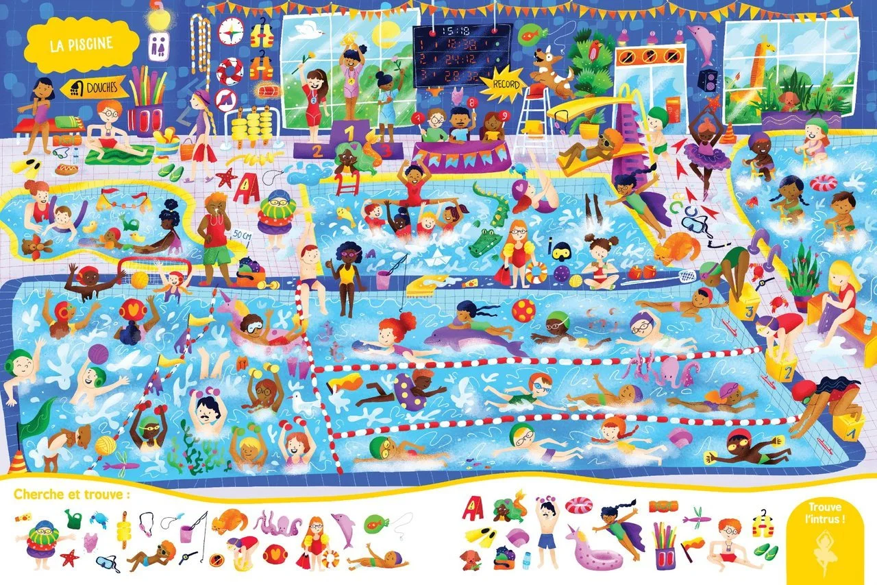 Une piscine bondée d'enfants qui jouent, nagent, et s'amusent. Des maîtres nageurs surveillent et animent. Il y a des jeux aquatiques, des ballons et des flotteurs. Des personnages cherchent des objets colorés dans une section de la piscine.