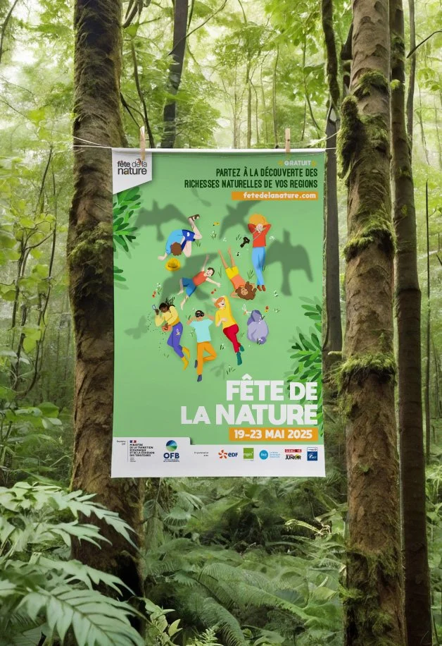 Affiche promotionnelle pour la fête de la nature, affichée dans une forêt, datée du 19 au 23 mai 2025, avec des illustrations de personnes profitant de la nature.