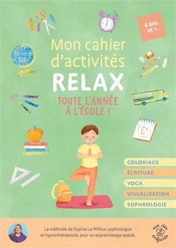 Couverture d'un cahier d'activités pour enfants, avec un enfant faisant du yoga, entouré d'illustrations de livres, globe, bus scolaire, et outils d'école, destiné aux enfants de 6 ans et plus, avec mention de méthodes de relaxation et sophrologie.
