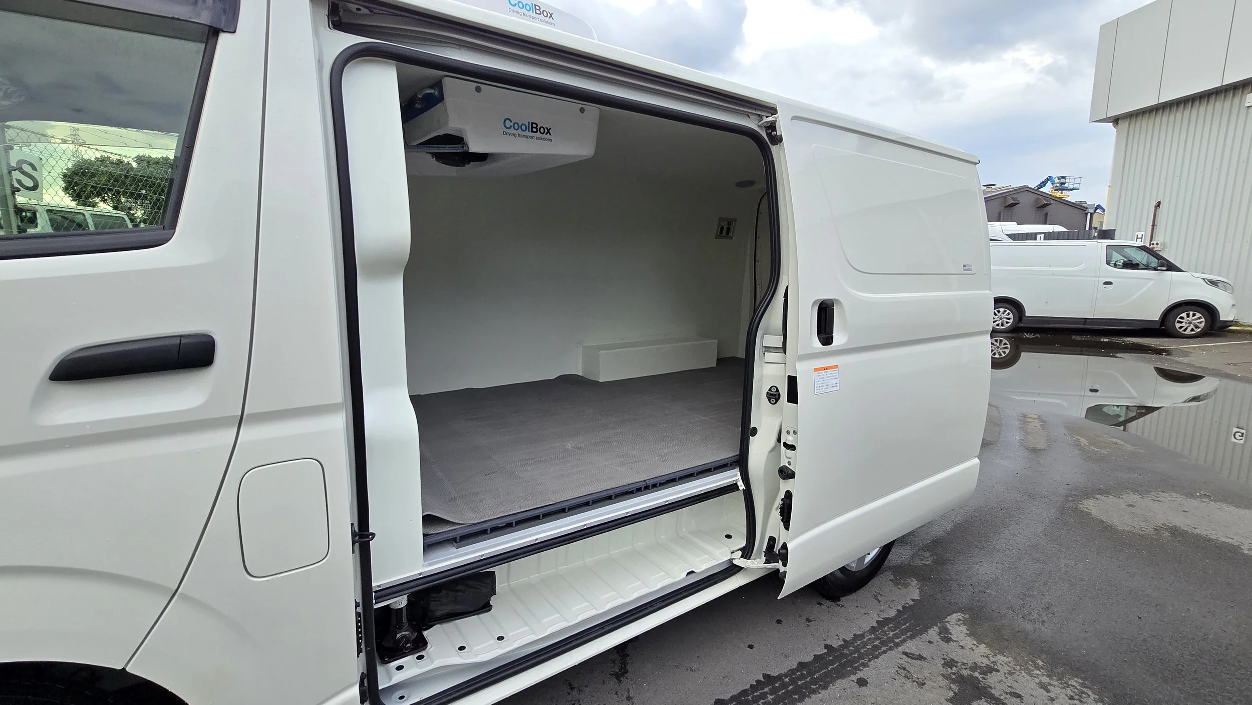 Apexx_CoolBox_Toyota_Hiace_fridge_freezer_chiller_van+(9).jpg