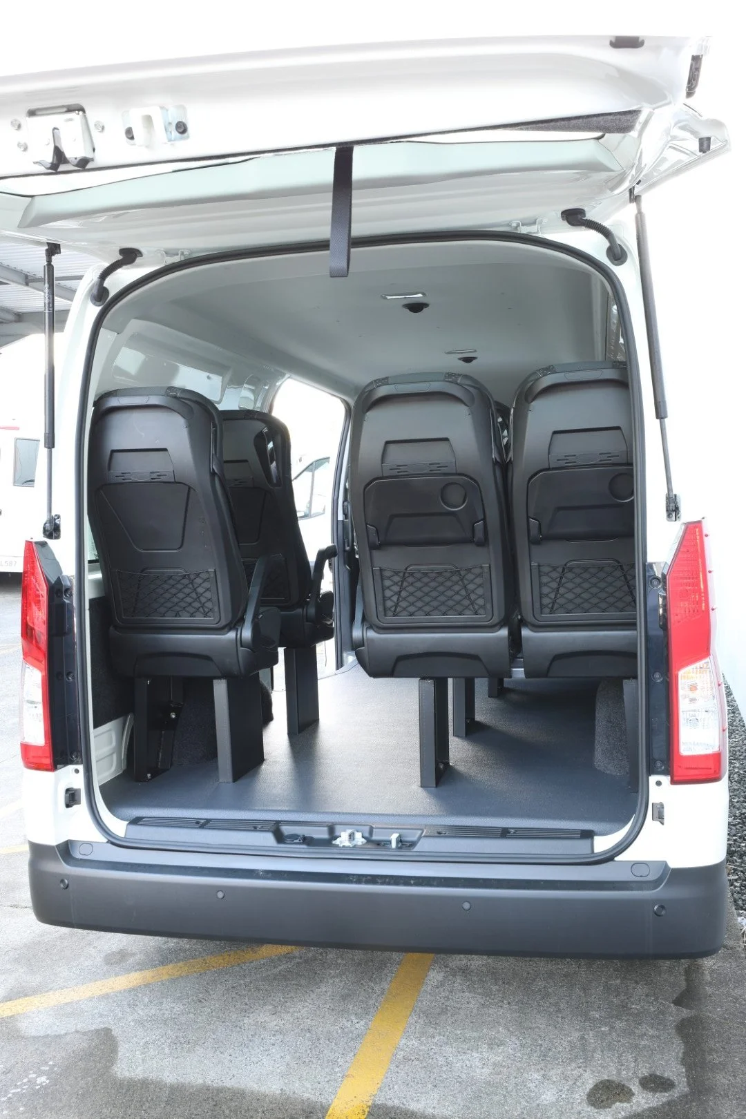 toyota_hiace_zx_van_seats (8).JPG