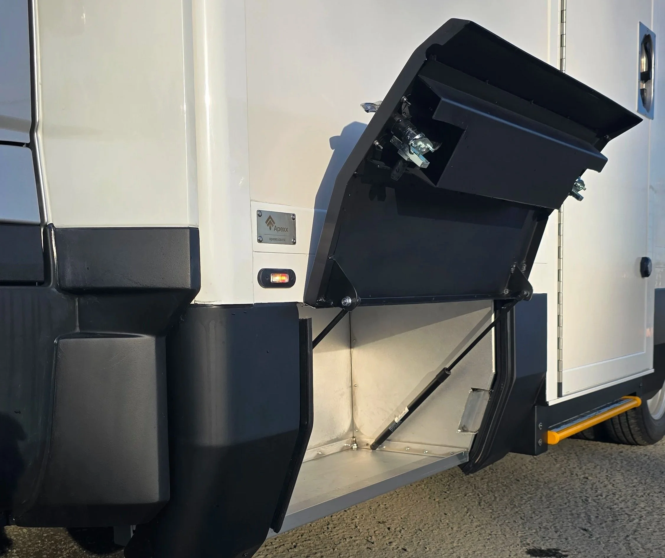 Apexx+Iveco+mobile+showroom+5300+%289%29.jpg