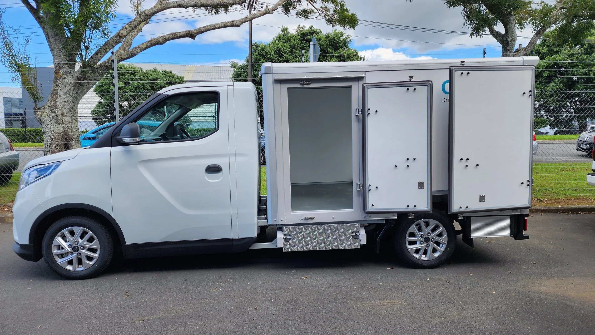 Apexx_coolbox_ldv_e_deliver_3_cab_chassis_box_body+(8).jpg