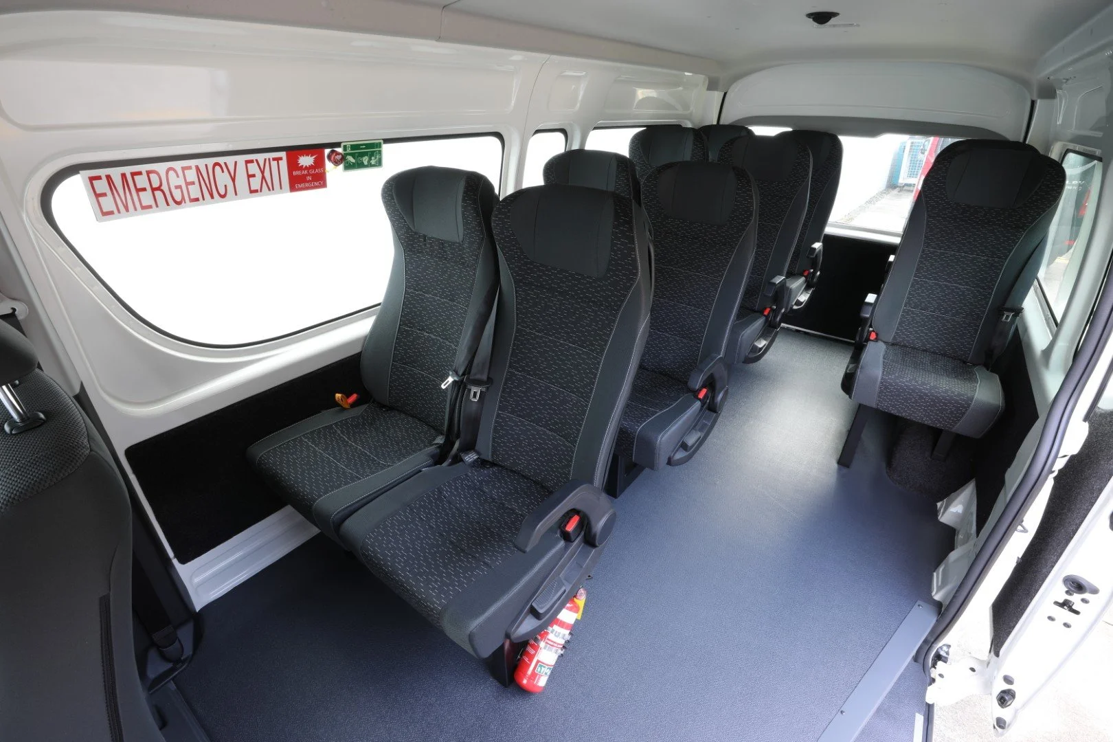 toyota_hiace_zx_van_seats (1).JPG