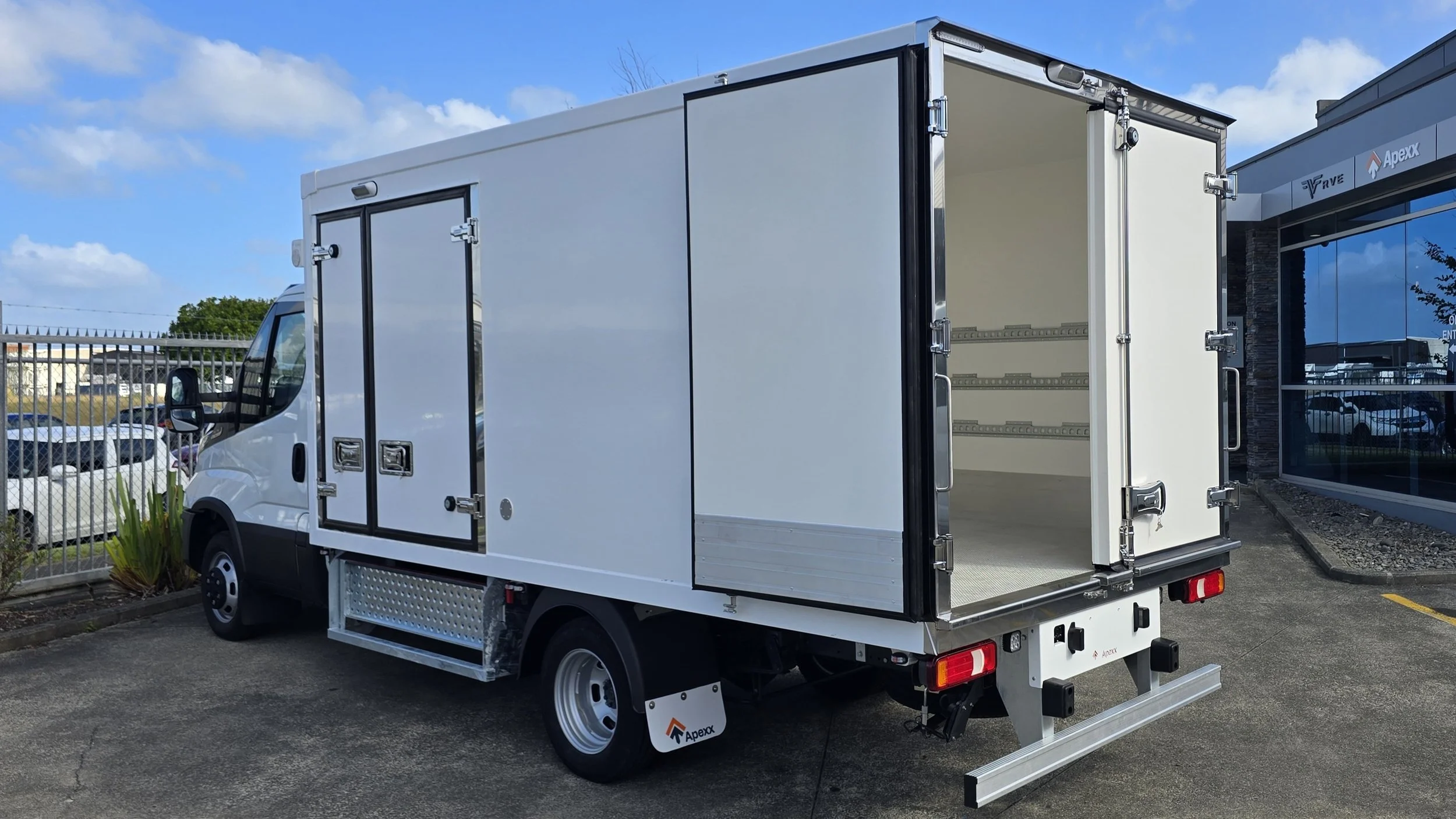 Apexx isothermal chiller truck body Iveco (5).jpg