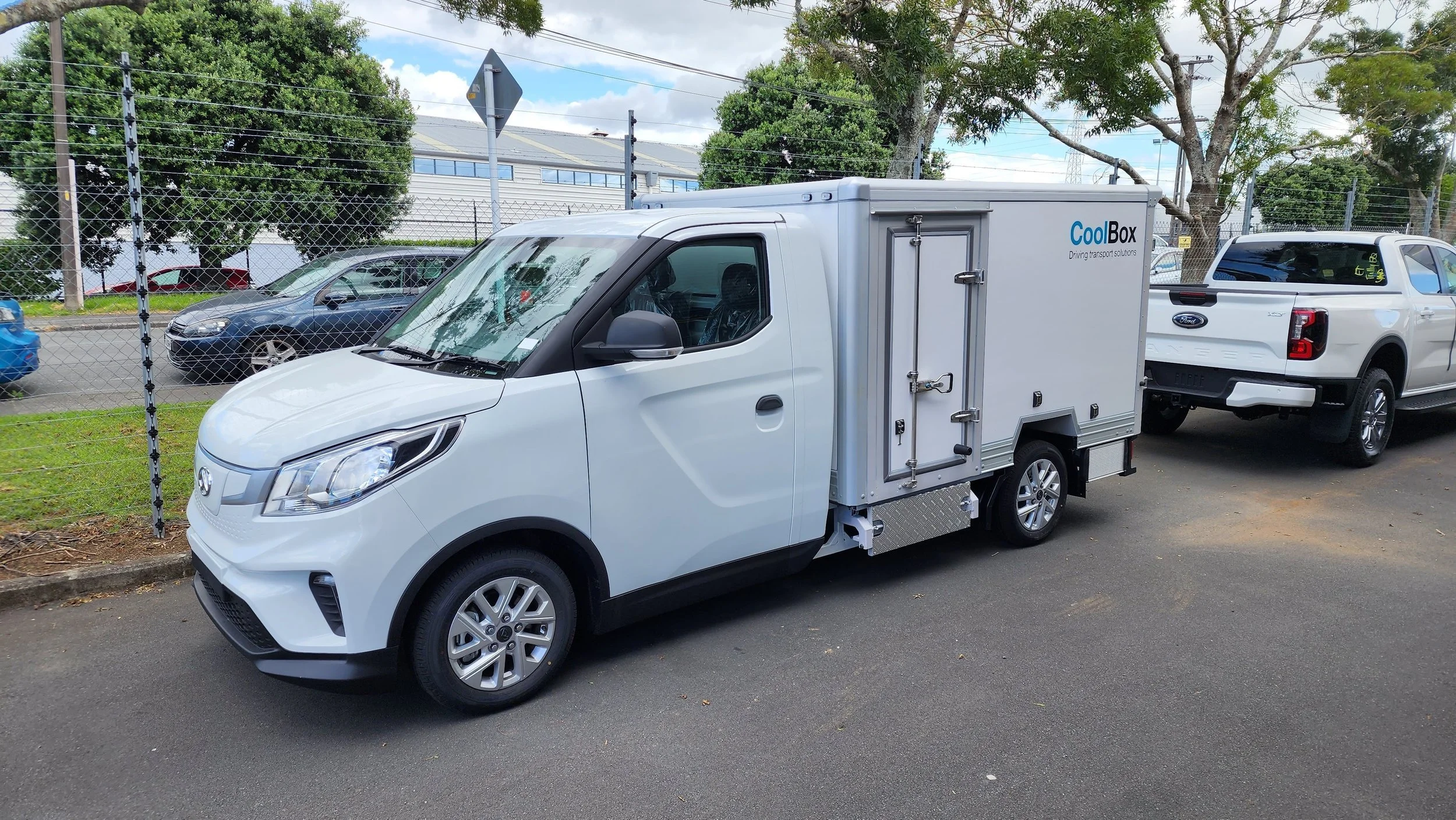 Apexx_coolbox_ldv_e_deliver_3_cab_chassis_box_body+(14).jpg