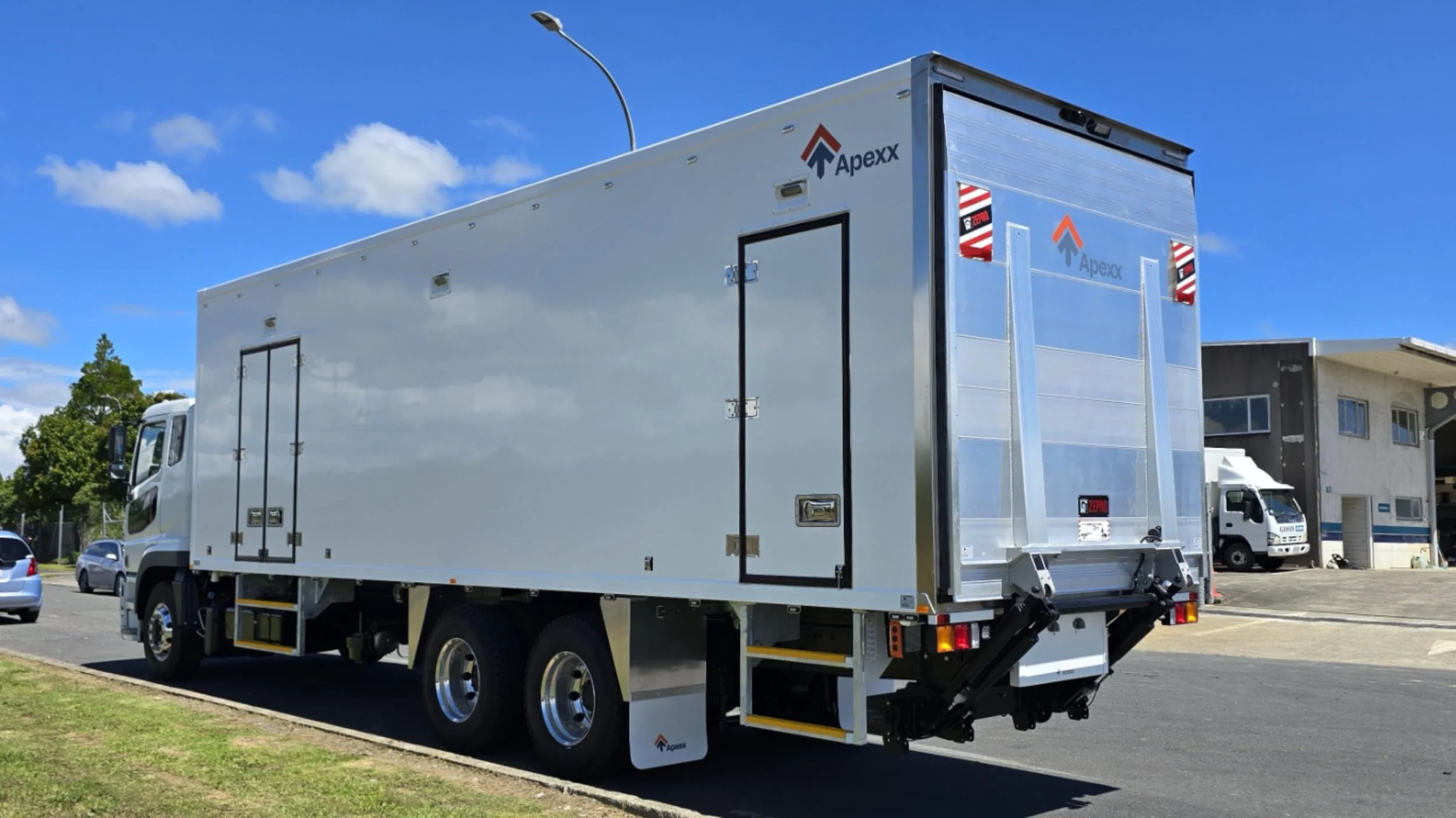 Apexx__Fuso_Shogun_EuroCoolBox_9300 (9) tail lift.jpg