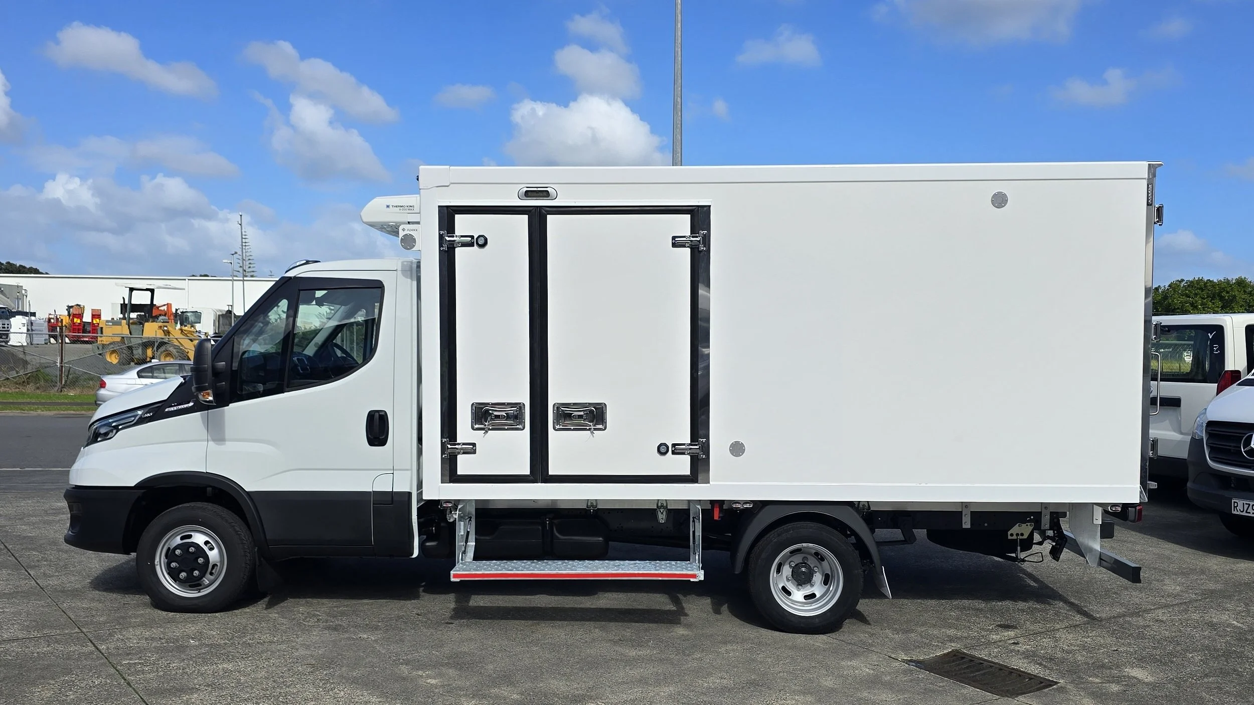Apexx isothermal chiller truck body Iveco (3).jpg