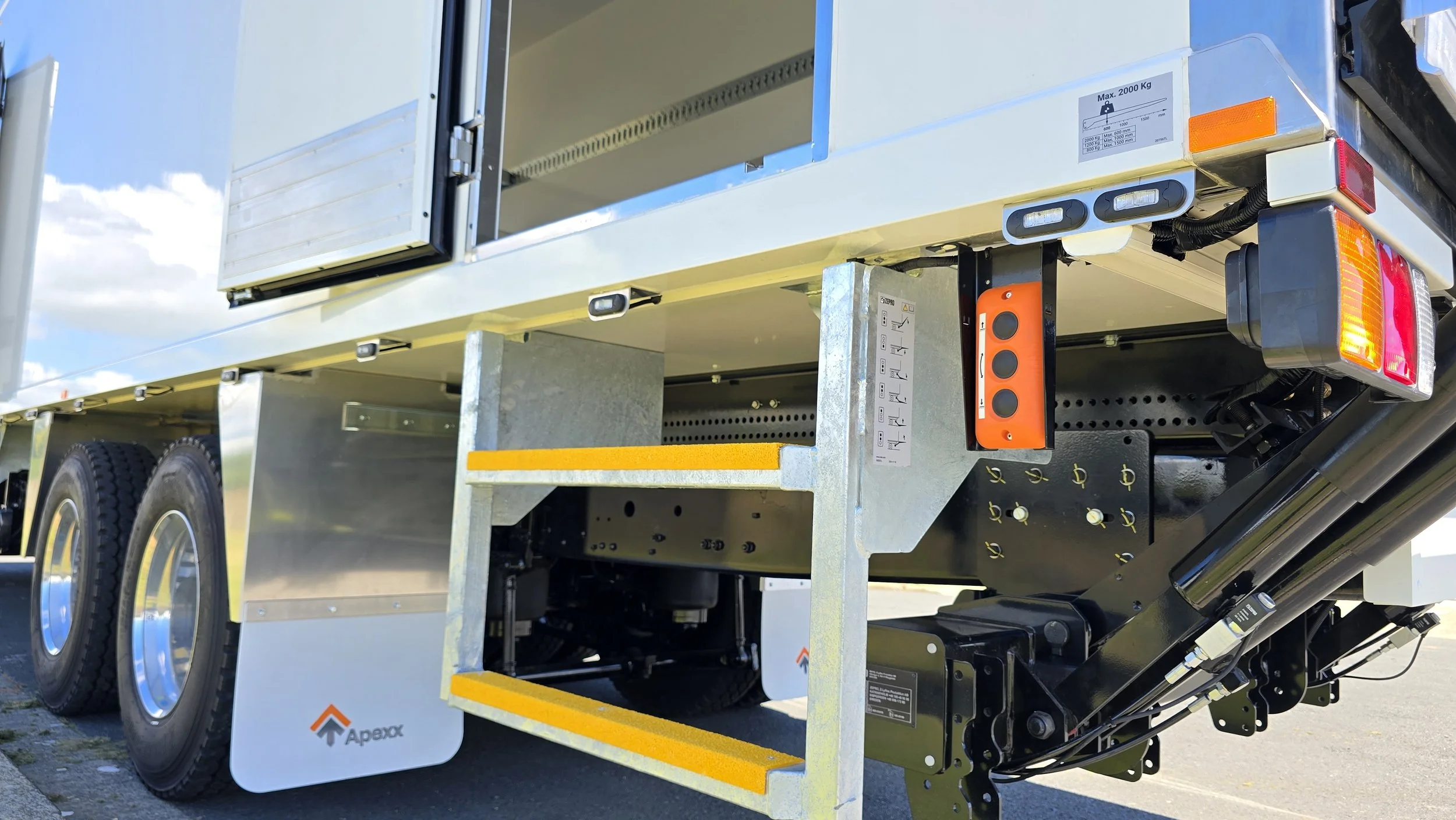 Apexx__Fuso_Shogun_EuroCoolBox_9300 (19) tail lift.jpg