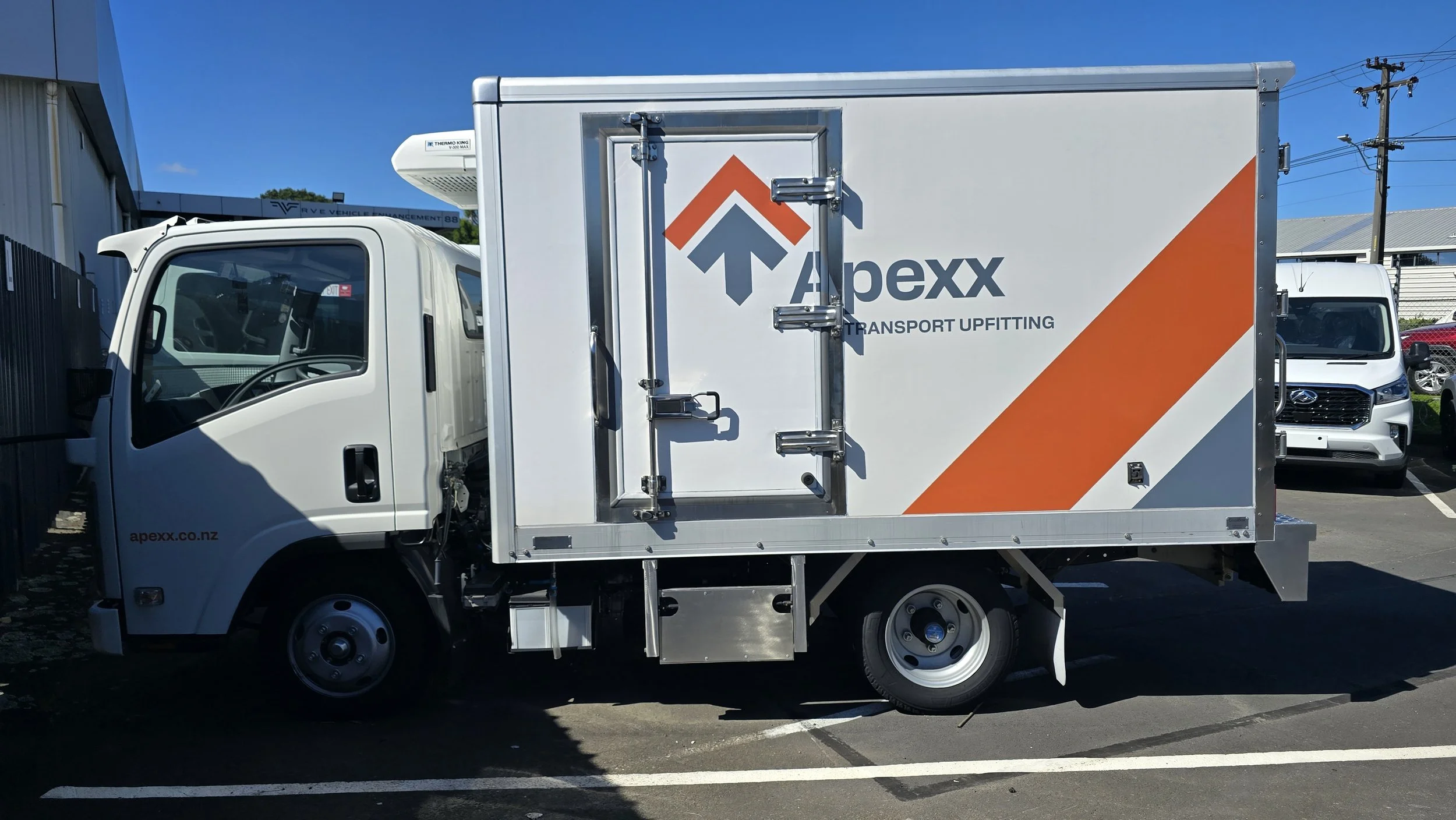 Apexx Isuzu NLR demo truck (4).jpg