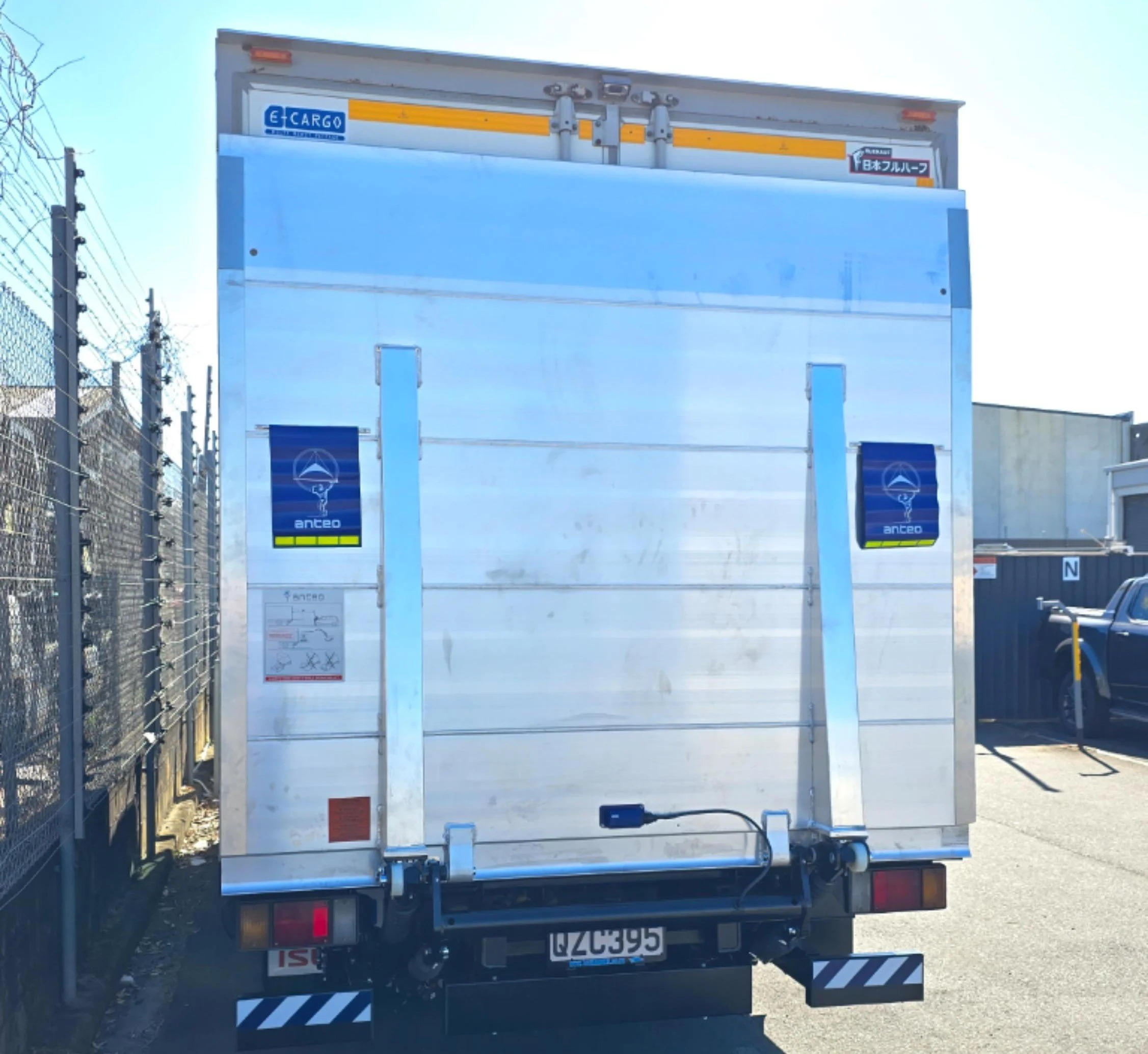 isuzu_elf_tail_lift_Coolbox a (7a).jpg