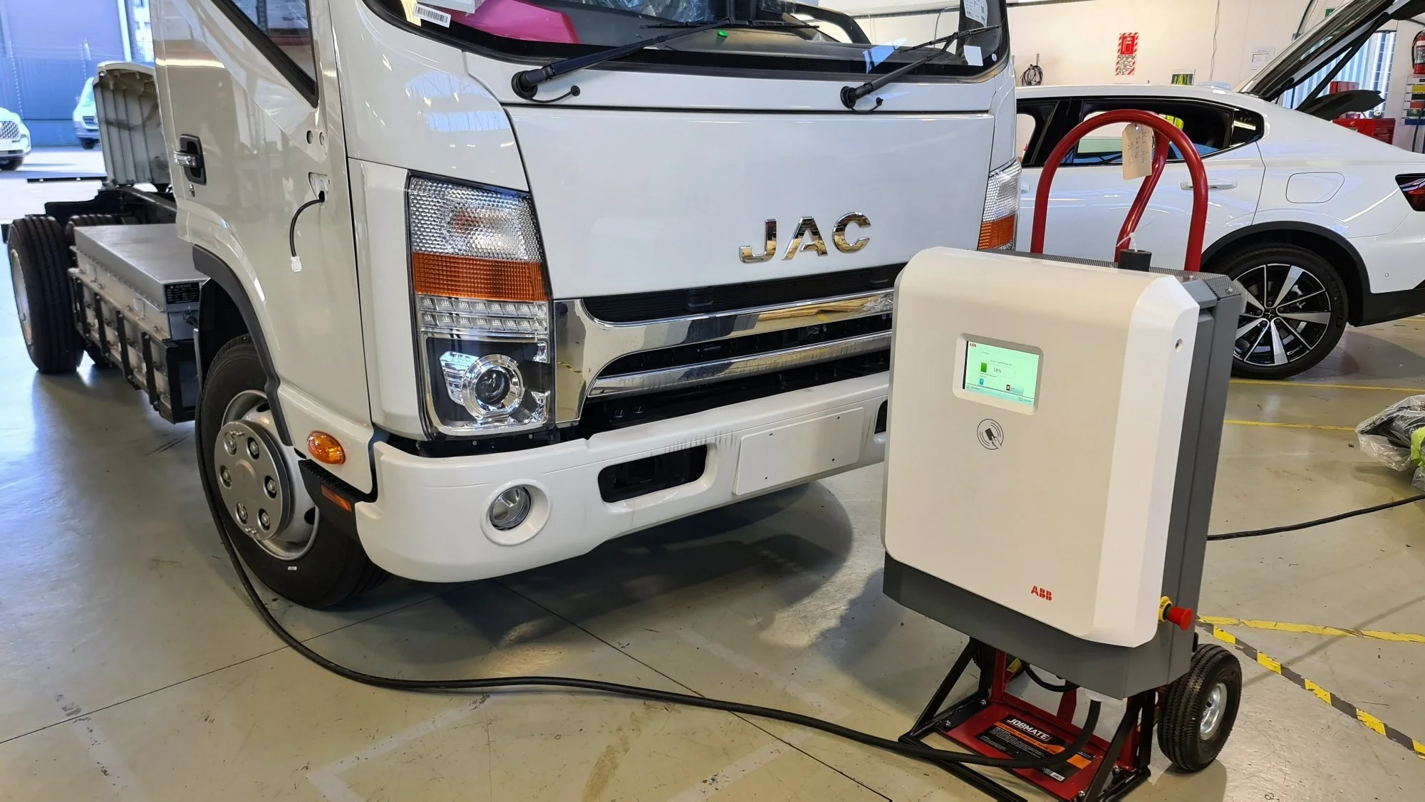 Apexx_JAC_N55EV_new_zealand_coolbox_charging.jpg