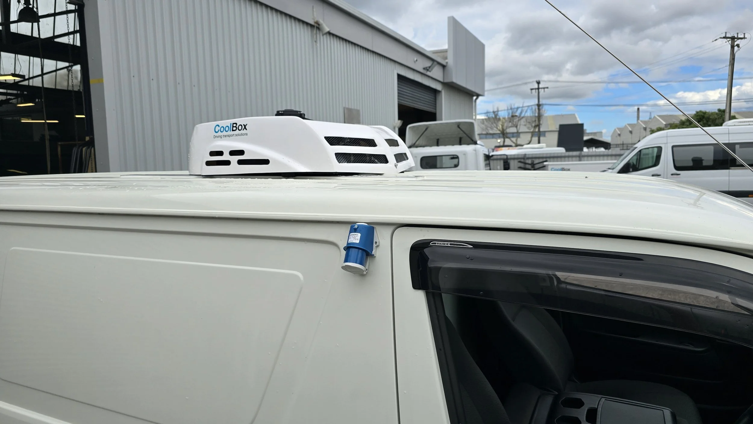 Apexx_CoolBox_Toyota_Hiace_fridge_freezer_chiller_van+(2).jpg