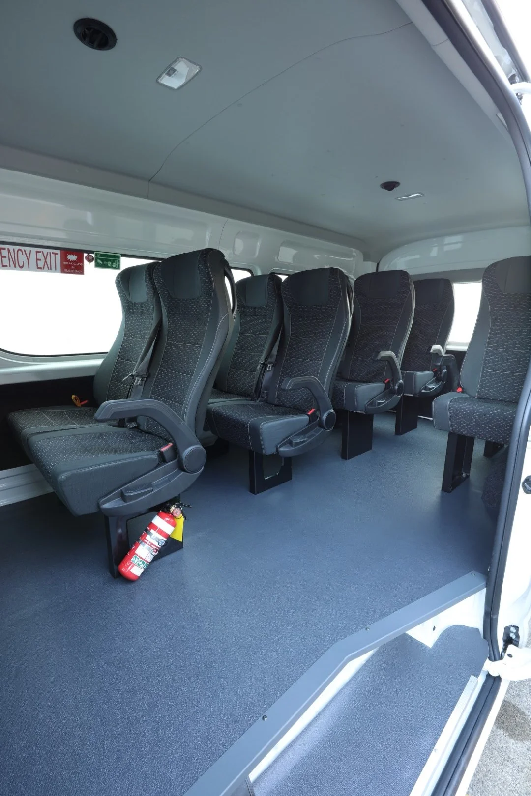 toyota_hiace_zx_van_seats (6).JPG