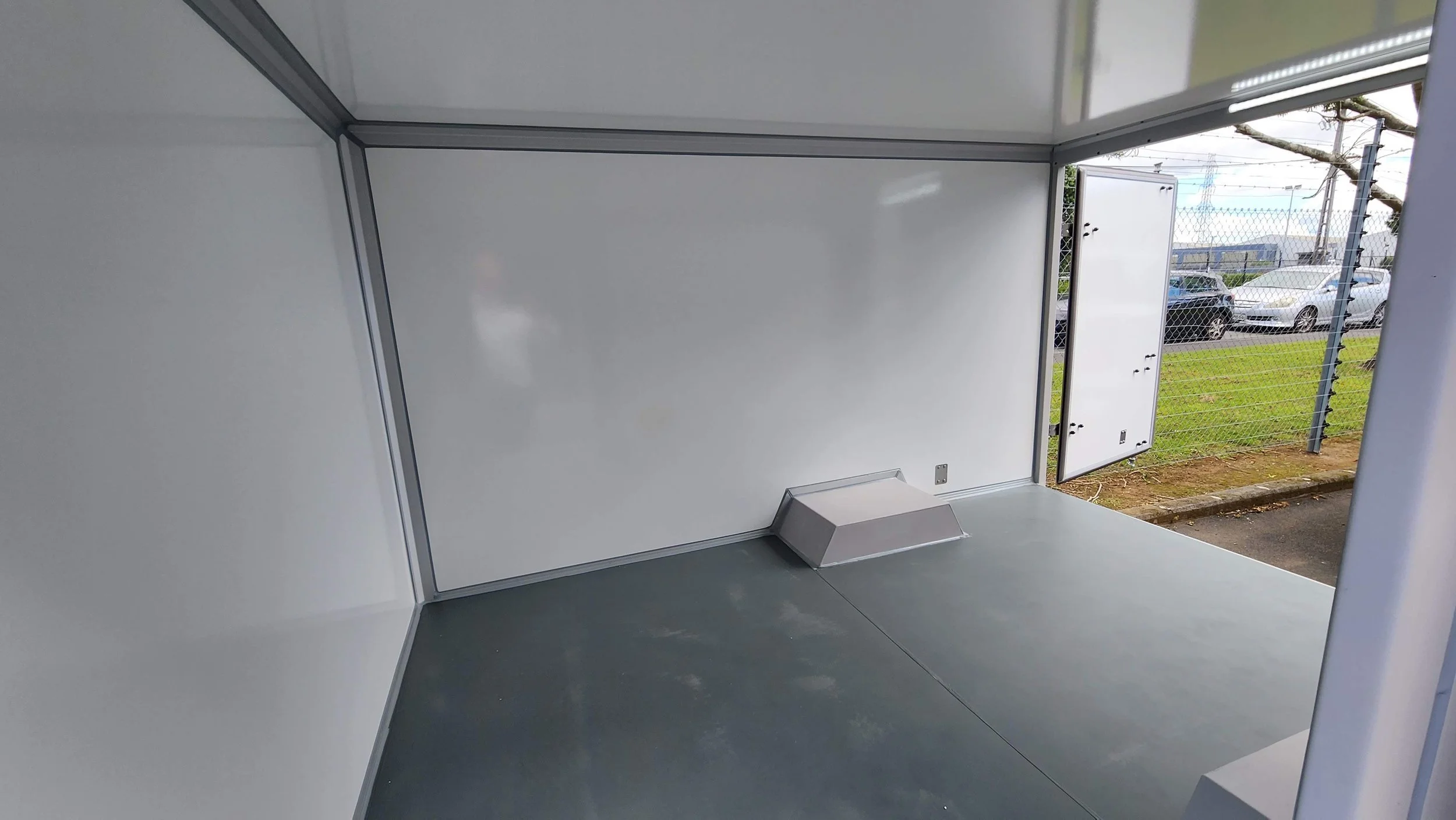 Apexx_coolbox_ldv_e_deliver_3_cab_chassis_box_body+(24).jpg