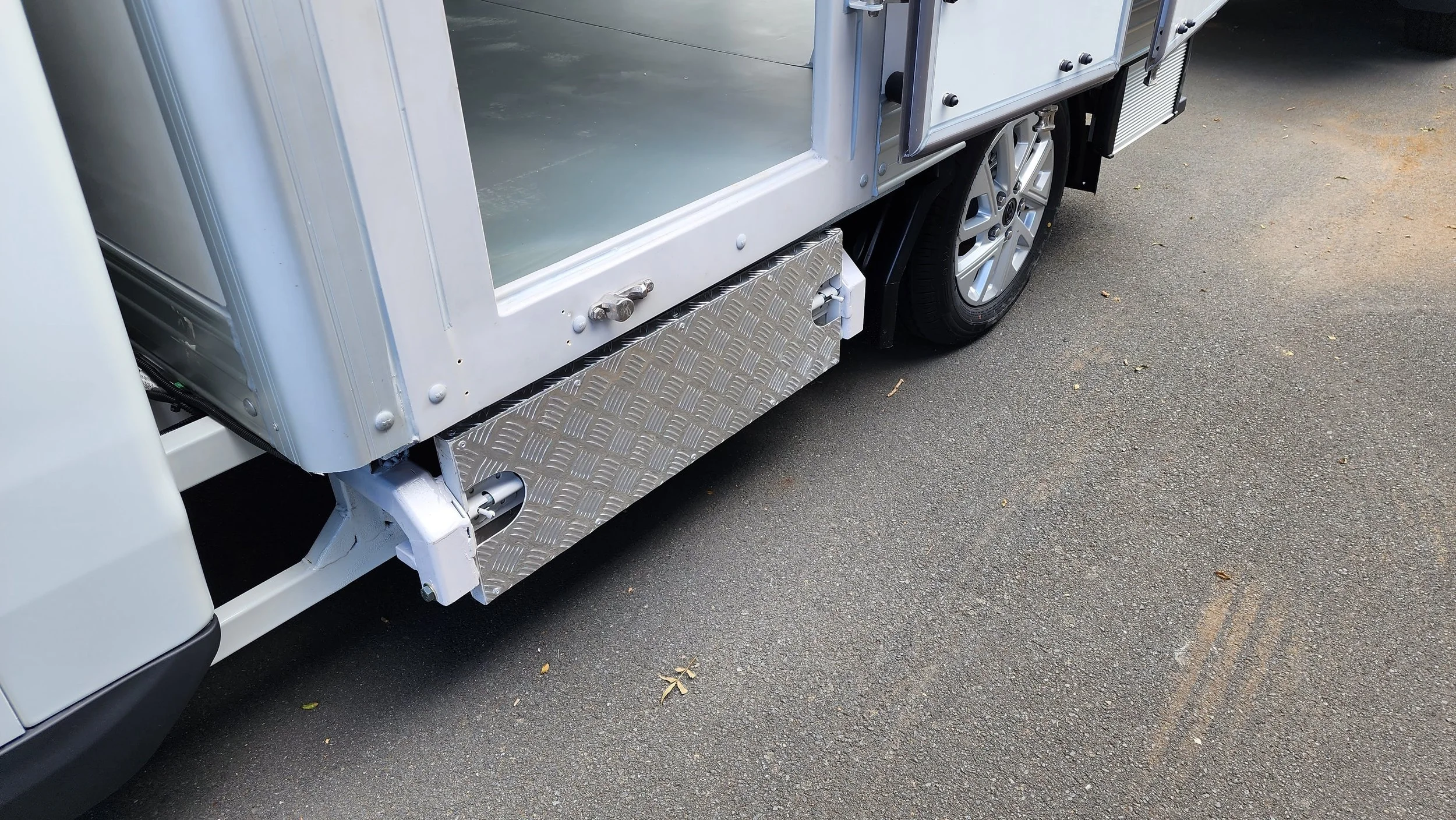 Apexx_coolbox_ldv_e_deliver_3_cab_chassis_box_body+(26).jpg
