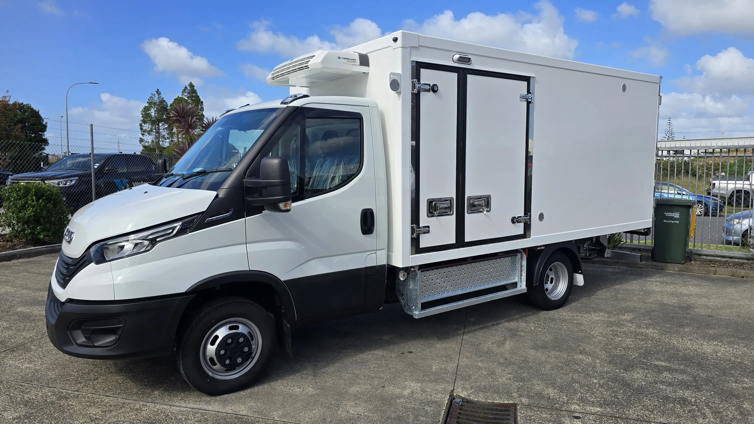 Apexx isothermal chiller truck body Iveco (11).jpg