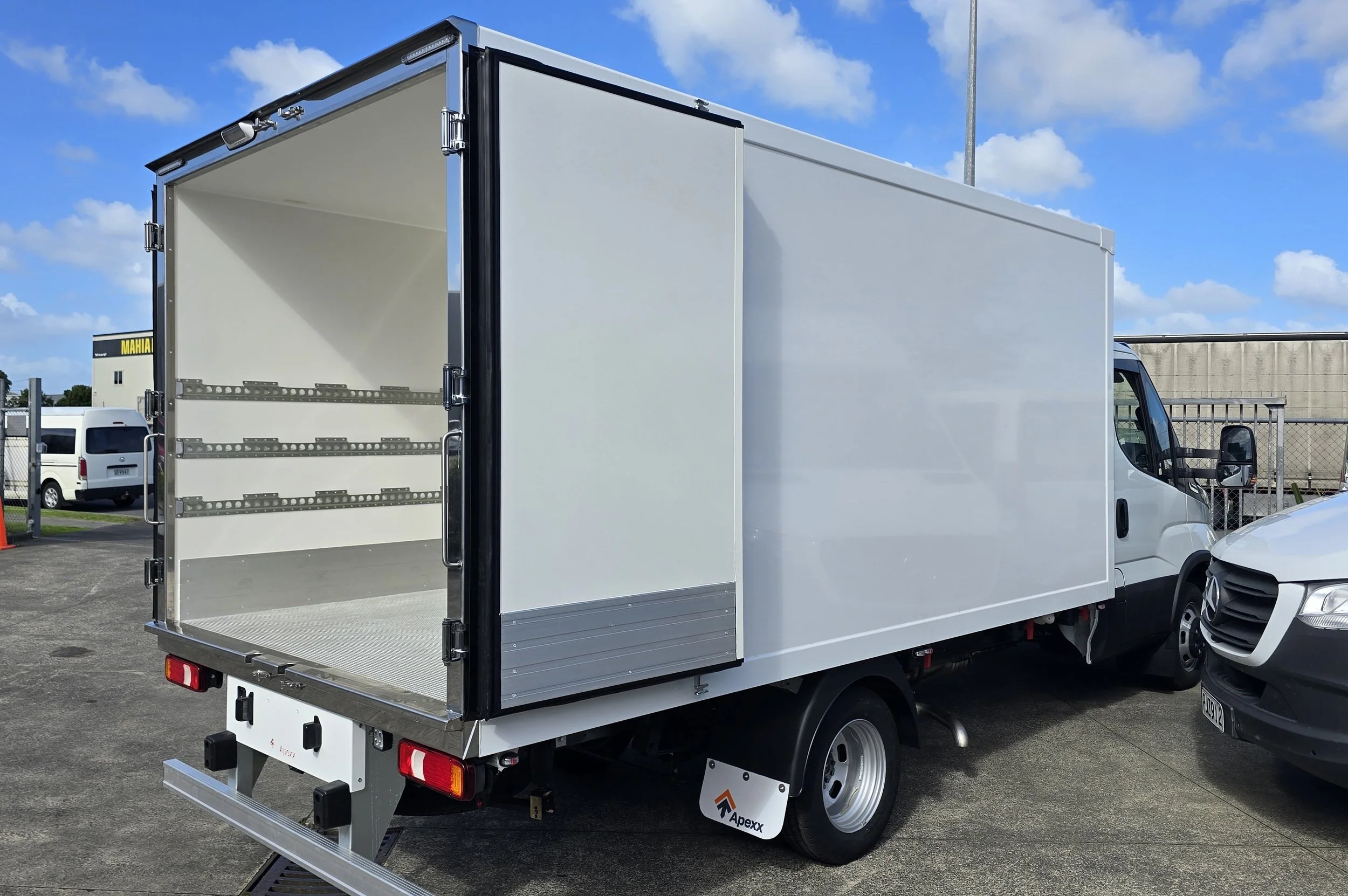 Apexx isothermal chiller truck body Iveco (6).jpg