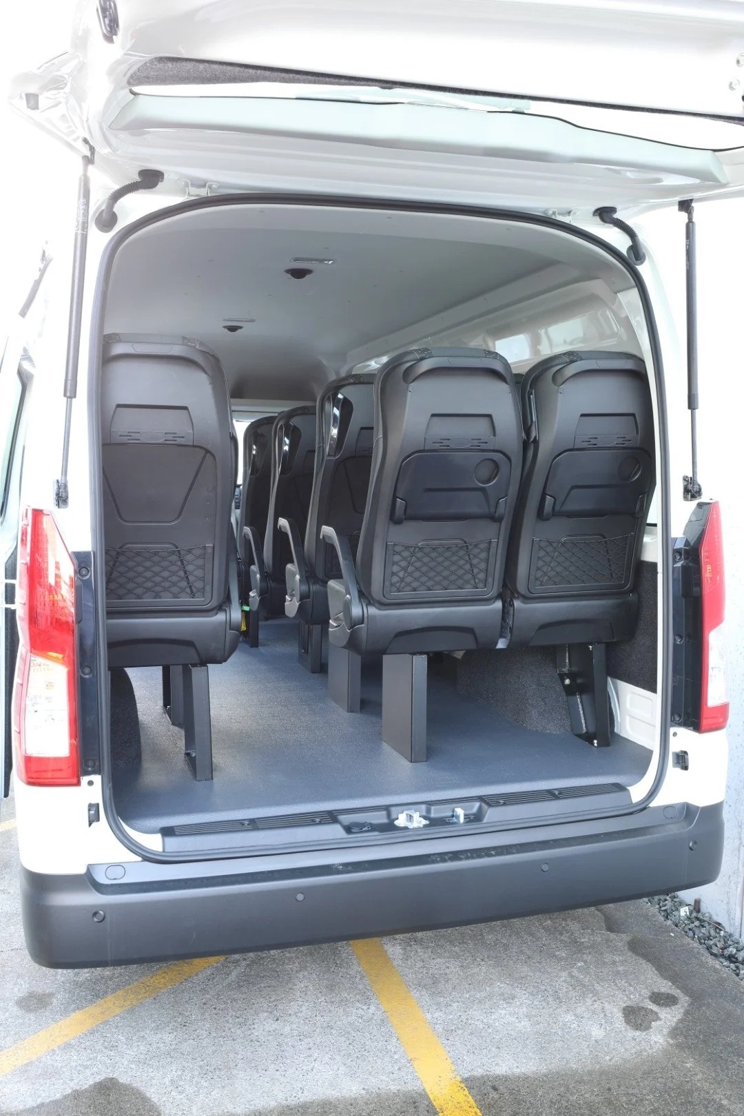 toyota_hiace_zx_van_seats (7).JPG