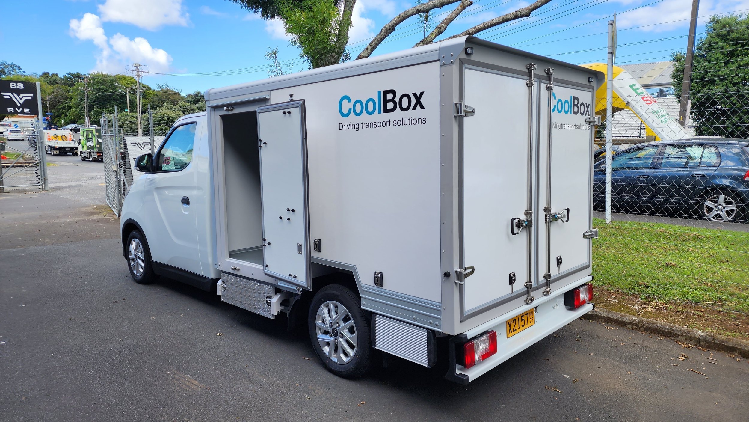 Apexx_coolbox_ldv_e_deliver_3_cab_chassis_box_body+(10).jpg