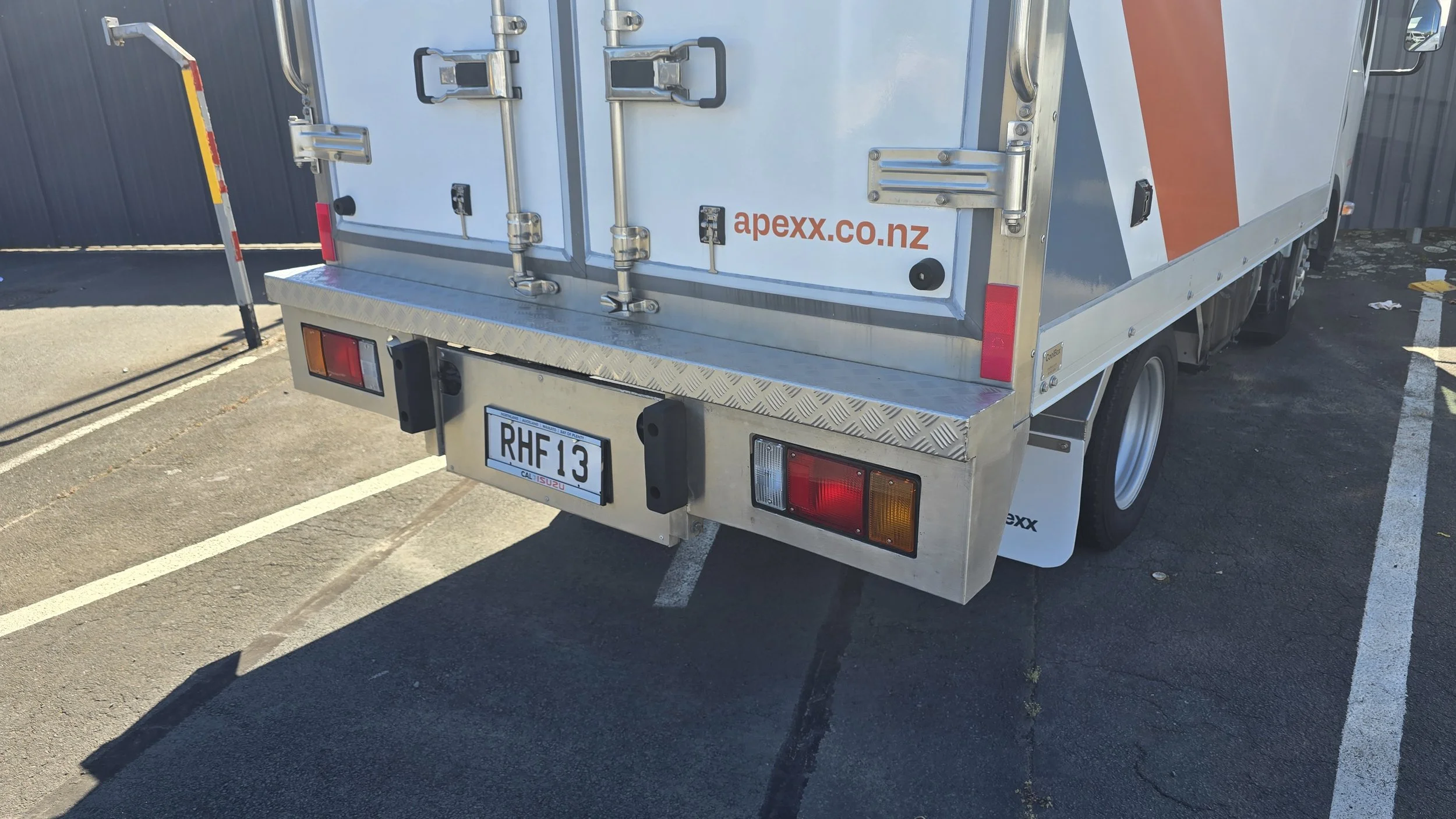 Apexx Isuzu NLR demo truck (2).jpg