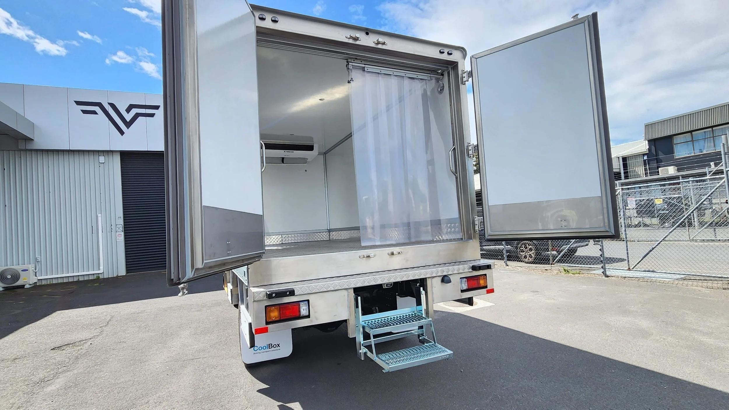 Apexx_hino_817_coolbox+(89).jpg