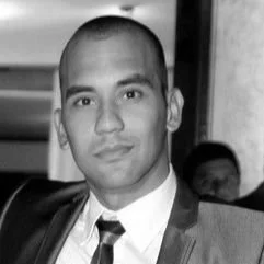 Hombre de traje en blanco y negro