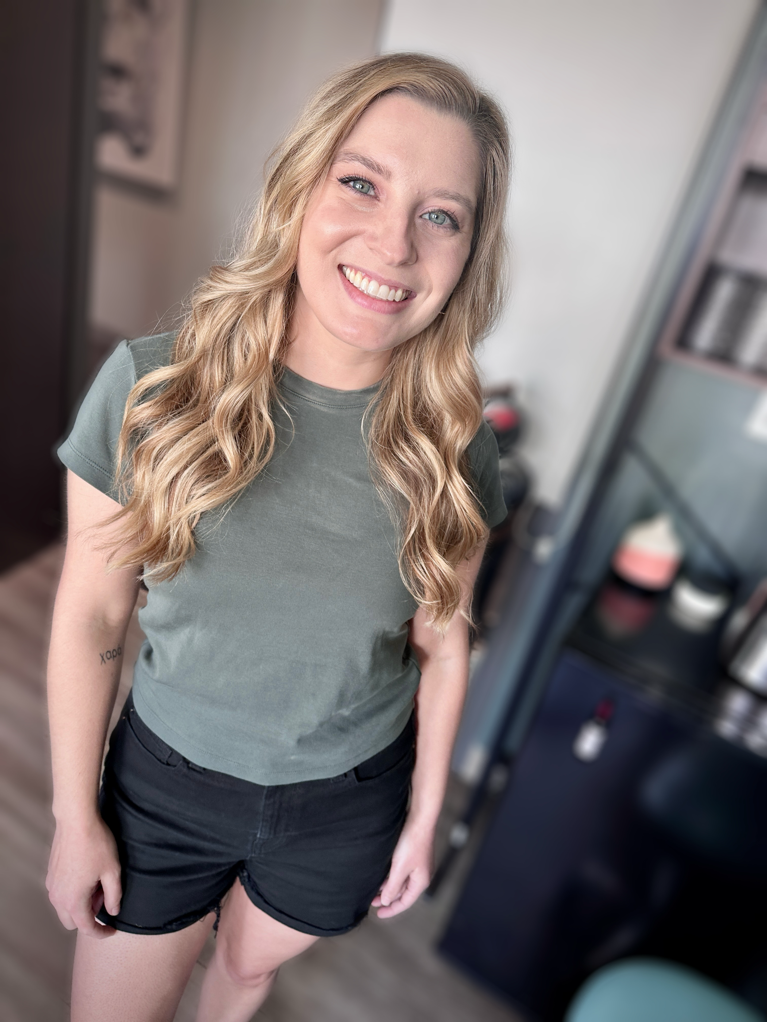 Blonde transformation with a neutral root stretch—low upkeep and high impact for on-the-go moms in the Dallas area.