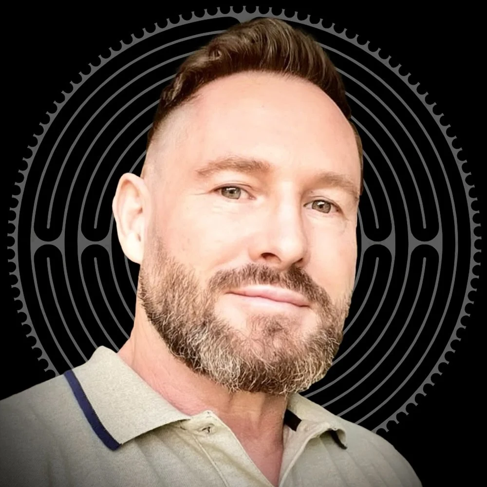 Cada etapa tiene un rostro.
Hoy comienza la del gu&iacute;a.

El laberinto es mi mapa.
El s&iacute;mbolo, mi lenguaje.
La claridad, mi camino.

Asumo plenamente mi rol como
Constelador &amp; Gu&iacute;a Oracular.
Arquitecto de Almas.
Director de @byH