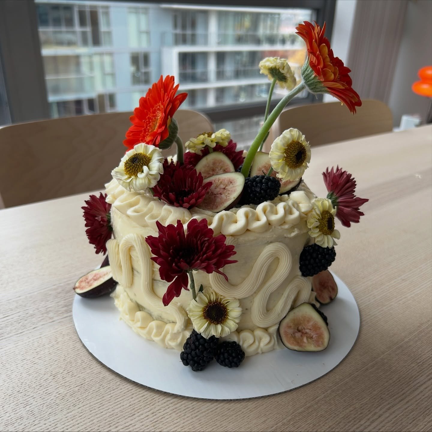 Had the pleasure of making this custom 6 inch birthday cake! Cardamom pistachio sponge, black fig compote and mascarpone vanilla buttercream 🌻🌸🌼

#vancouverpersonalchef #vancouvercake #cake