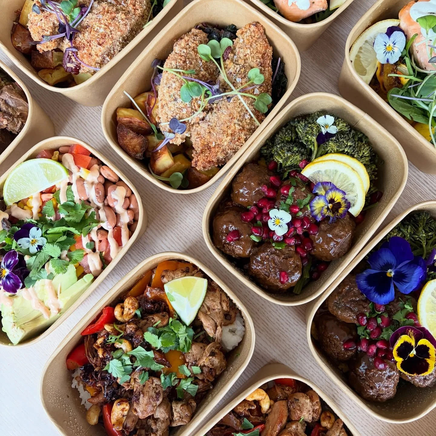 Swipe to see what was on the menu this week ✨✨

1. Carne Guisada bowls with a sweet corn salsa
2. Roasted squash, lentils, sage butter salmon and homemade labneh
3. Thai cashew chicken
4. Sticky pomegranate glazed meatballs 
5. Prawn curry masala wit