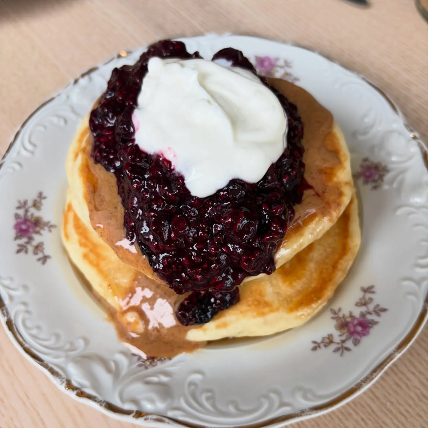 Some of the best things in life are the simplest&hellip;. Buttermilk pancakes, wild berry chia compote, organic almond butter &amp; plain skyr 🥞

#pancakes