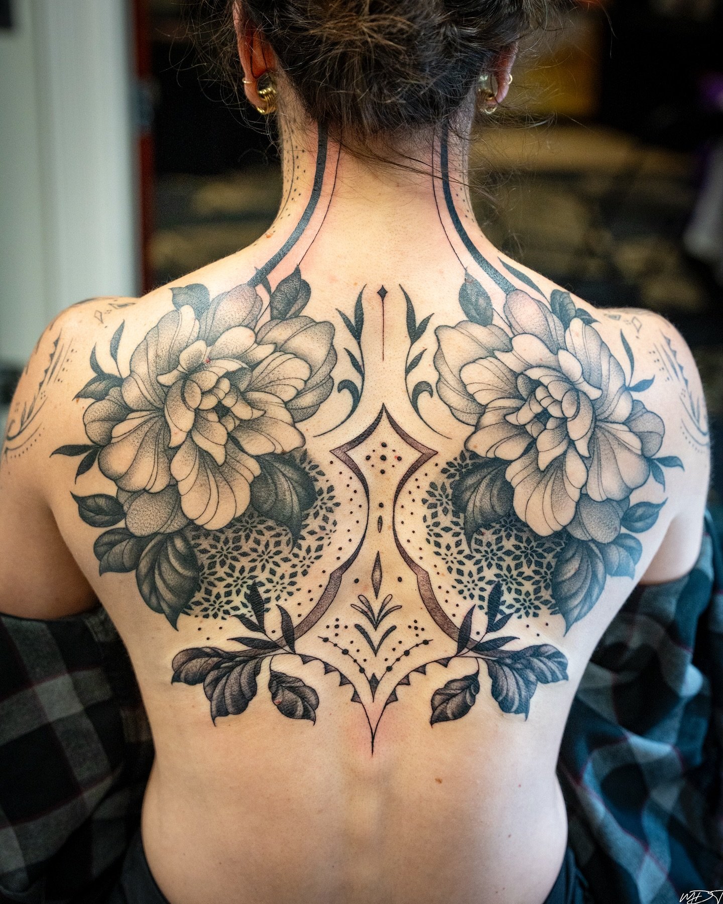 What a killer weekend at the @richmondtattooconvention . ✨ It was a great time meeting new people (artists and clients alike), seeing familiar faces, and working on cool shit.

@mattomstormy got some sick shots of @kelliawiggins and I chipping away a