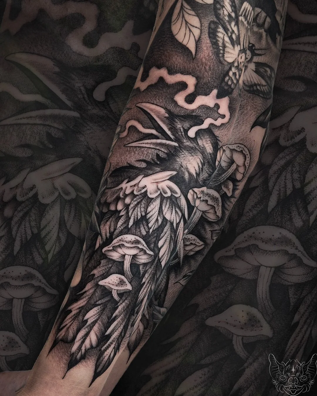 🖤 A crow and mushrooms, for the always lovely Taylor. 🖤 We put this piece in the final gap of her sleeve! Such an incredible, fun journey and always bittersweet to end large-scale work. I&rsquo;ll have to drag her back for healed pictures of the wh