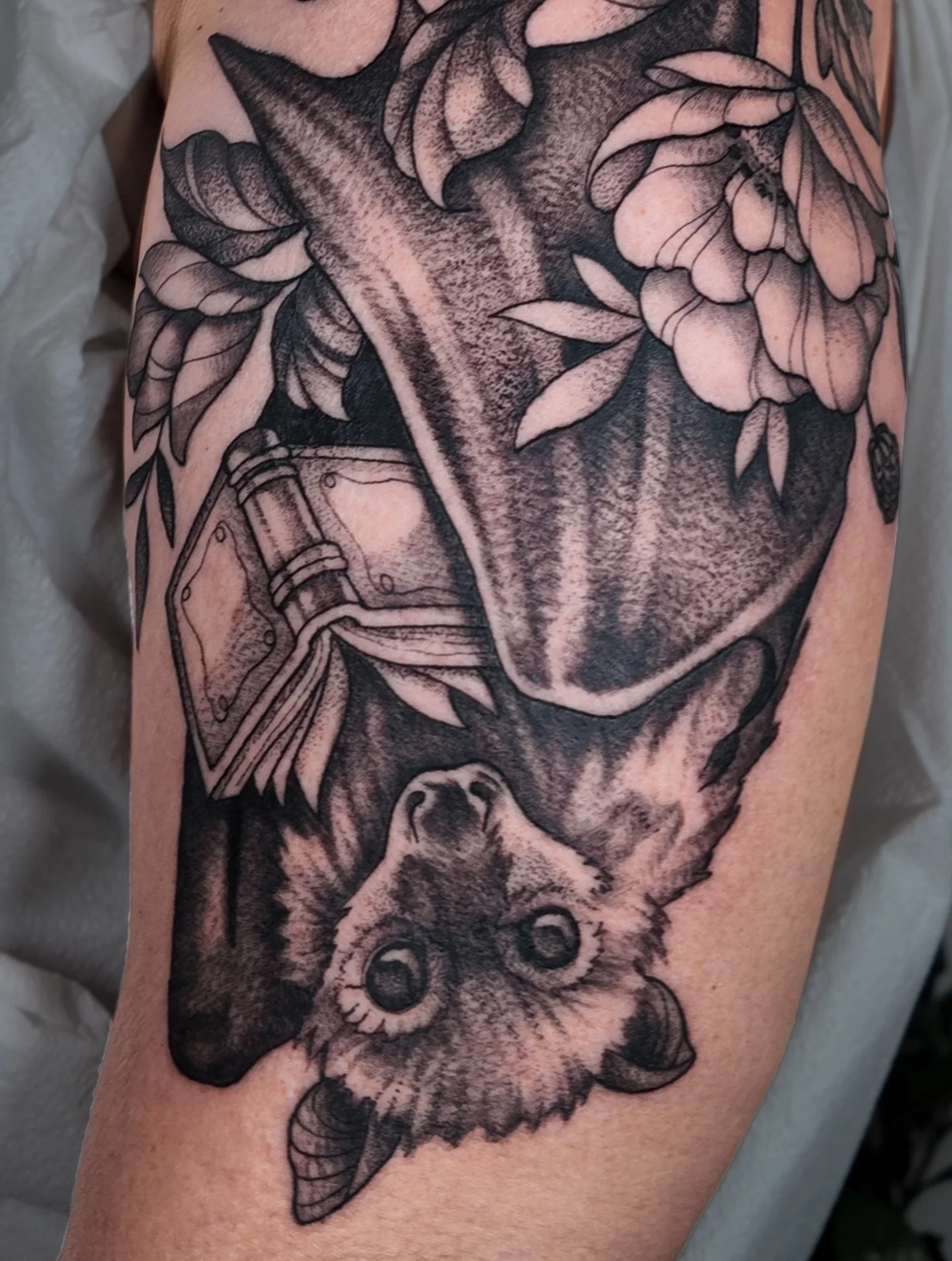 A bookish fruit bat and a blackberry branch, for the lovely Kim. 🍂

We&rsquo;ll be filling up her arm with a few more cute critters! Thanks for looking!

#dotworktattoo #dotworktattoos #illustrativetattoos #whimsigoth #cottagecore