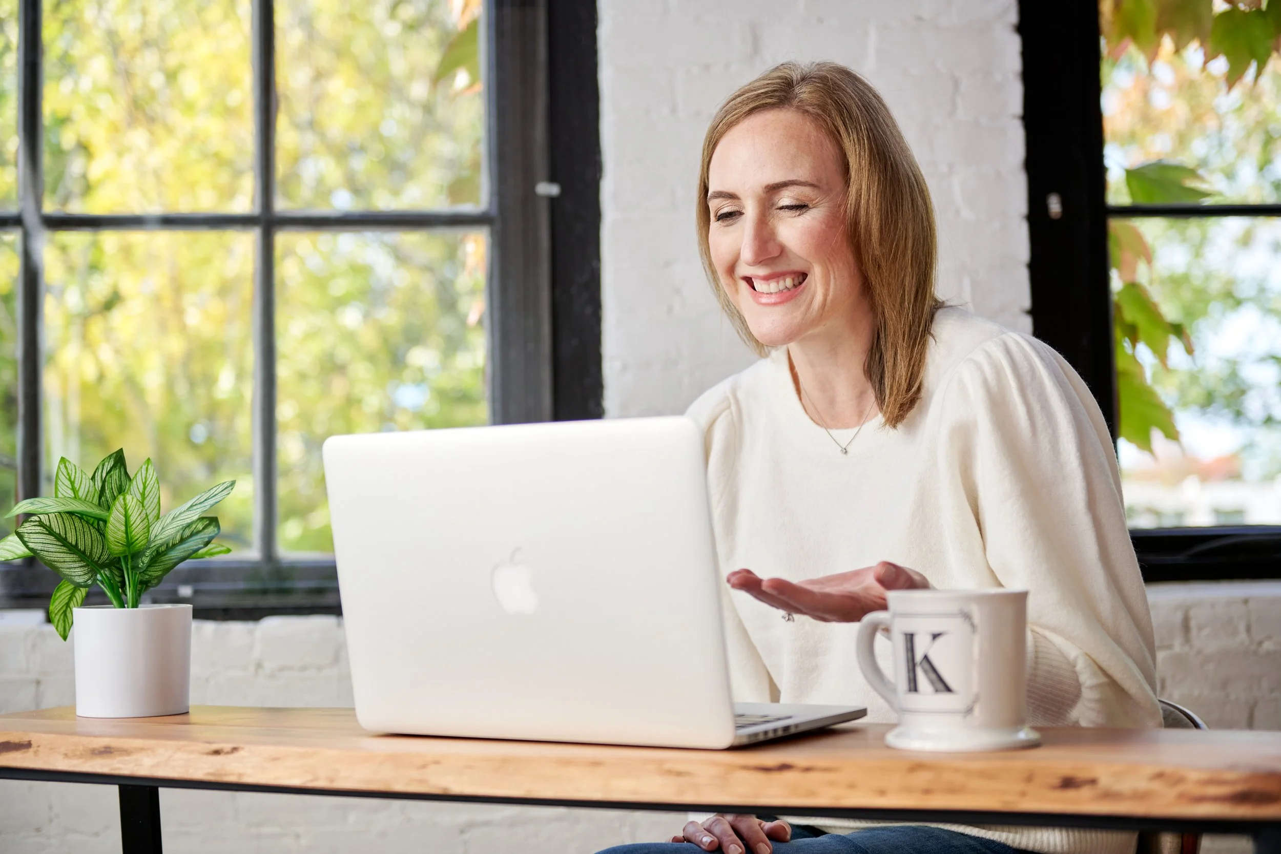 business professionalsittingatdeskwithcomputer