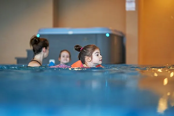 portrait-siblings-swimming-pool.jpg