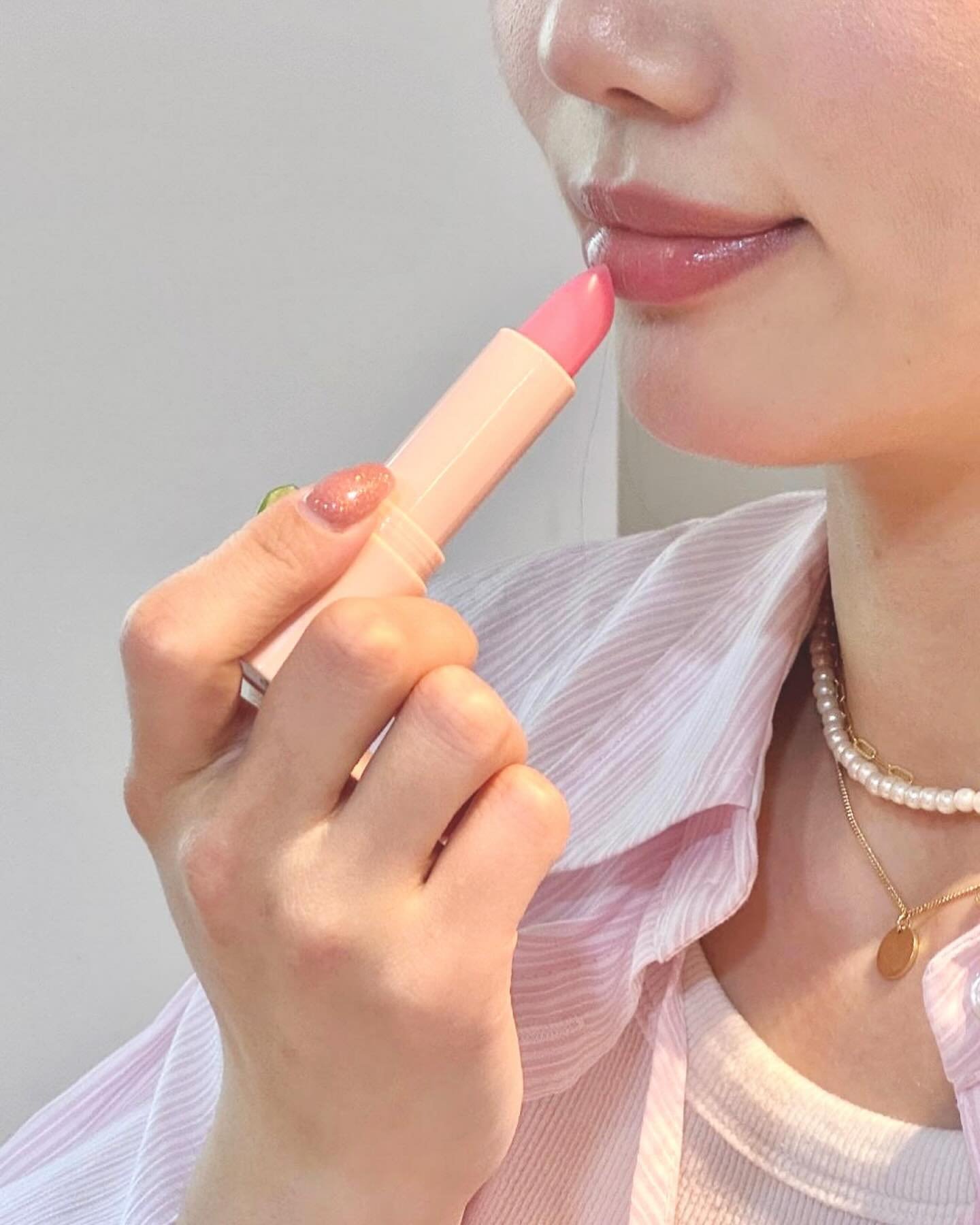 💋 세인트프랑 누디 립 틴트 &ndash; NEW 출시
입술 위, 수채화처럼 맑고 투명하게 물드는 컬러
텁텁함 없이 겹겹이 올릴수록 선명하게! 🌷
하루 종일 촉촉하고 생기 있는 입술을 위해,
스킨케어 70% 포뮬러로 부드럽고 건강한 립 케어까지 완성!

✨ WHY so special?
🔬 17종 아미노산 + 9종 펩타이드 콤플렉스
&rarr; 입술 각질을 정돈하고 주름 개선 &amp; 탄력 케어 시너지!

🌿 6가지 자연 유래 식물성 오