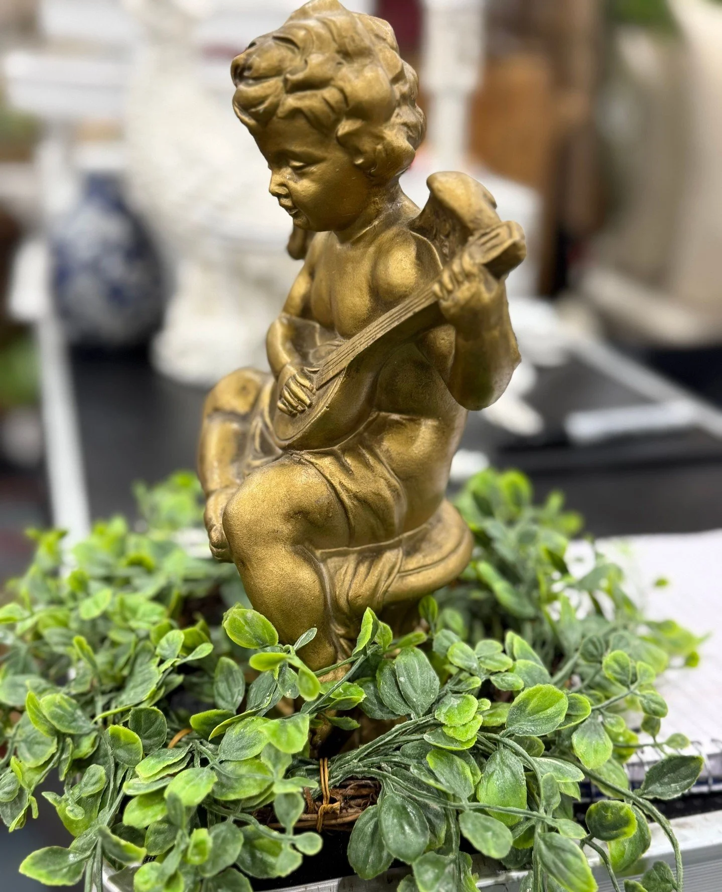 She&rsquo;s baaaack 💐 @latressaseurofrenchdecor curated collection is returning to @sundayatsandwichmarket with a booth in full bloom!⁠
⁠
Think: vintage finds, charming details, and pieces you didn&rsquo;t know you needed until you saw them. ⁠
⁠
Com