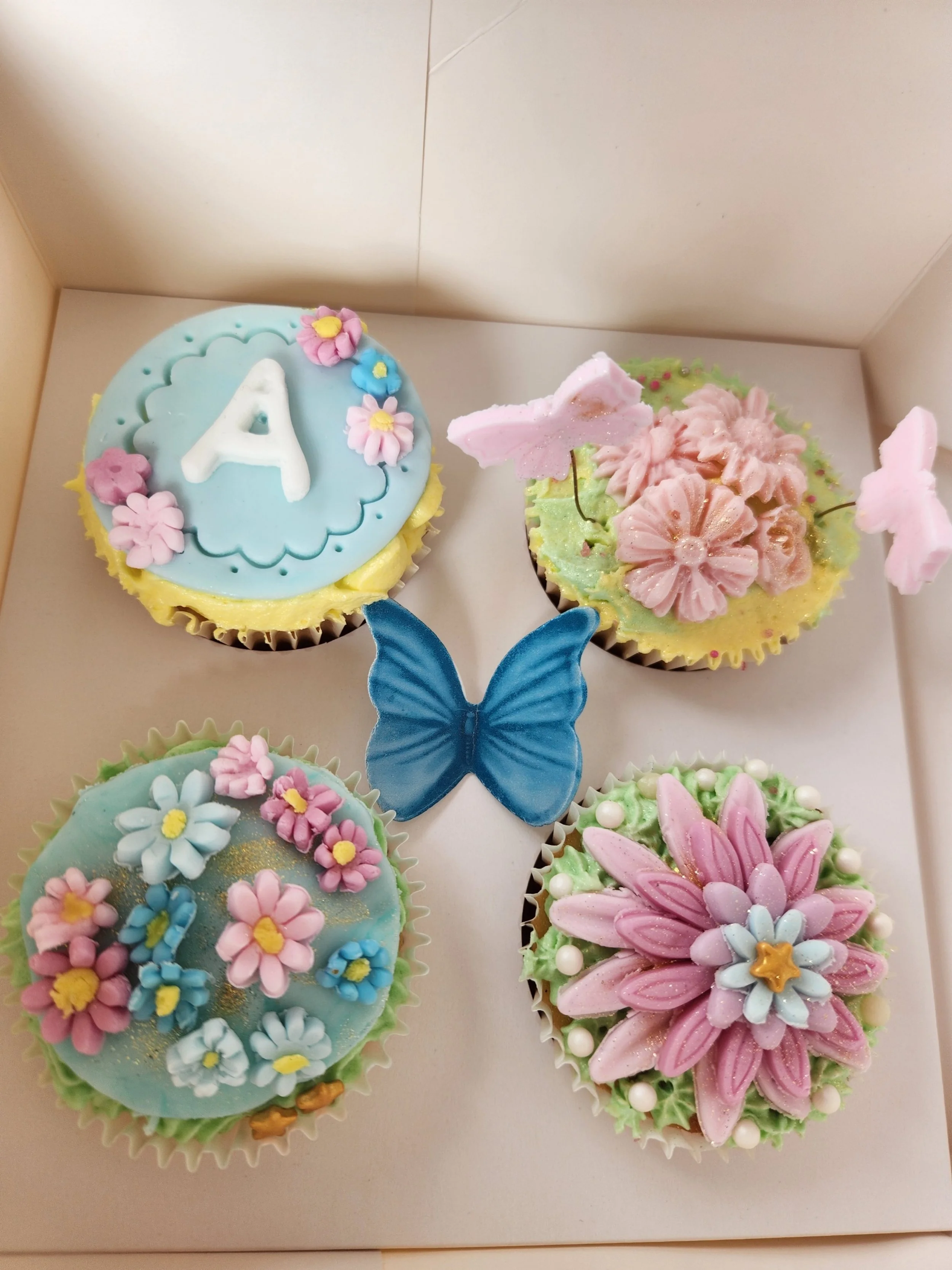 Floral's & butterfly cupcakes party