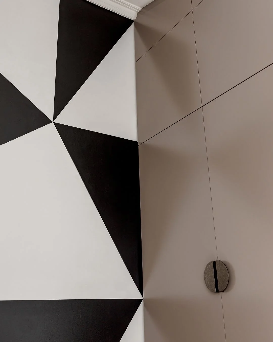 When it comes to Harry&rsquo;s room here in Paddington, I really wanted the art to be cool enough for him yet also immersive and inspiring (as much as a 12 year old boy can handle...)!. 

Finishing the space with @williamcookestudio incredible piece 