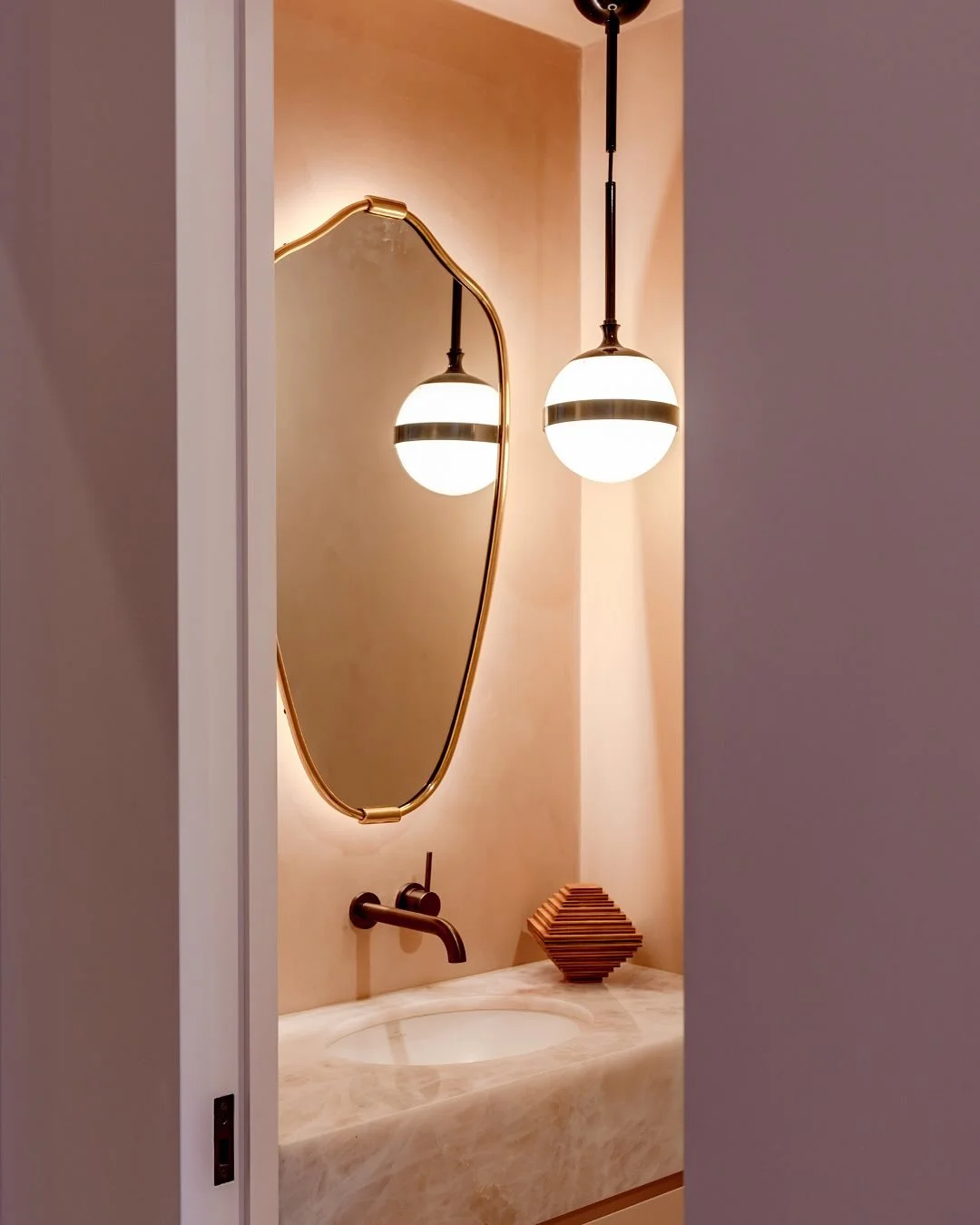 The rooms that speak for themselves - Paddington powder and laundry. 

CL xx

Artist @nnnnnate 
Photography @hannahblackmore 

.
.
.
.
.
#hometransformation #sydneyinteriordesign #interiordesign #laundrymakeover #powderroom