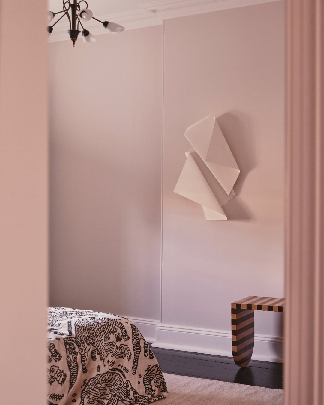 TARELLA

One of my favourite spaces, the boys bedroom, vintage chair and lighting, cool art and a practical space for him to grow into.

I love revisiting this one.

CL xx

@lana.landsberry 

.
.
.
.
.
#interiordesignsydney #hometransformation #homem